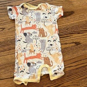 ⭐️ 3 for 35 ⭐️ Bestaroo raining cats and dogs romper  6-13 month